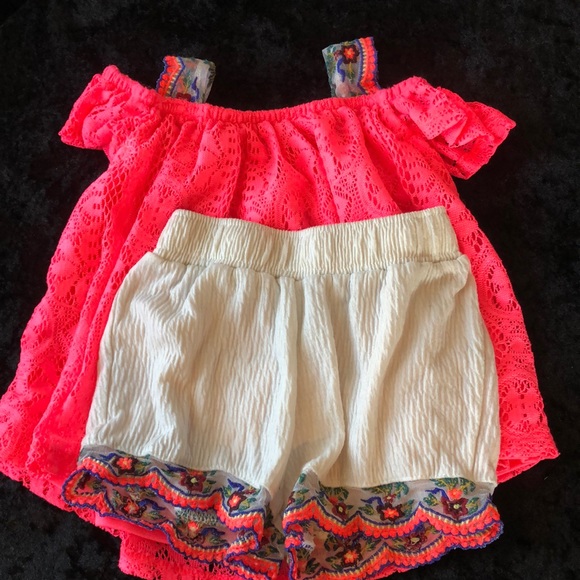 Off-The-Shoulder Top & Matching Shorts - Picture 4 of 4